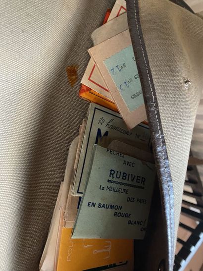 Petite musette contenant des lignes en bois...