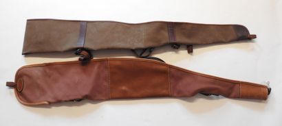 Deux étuis pour fusils en toile et cuir dont...