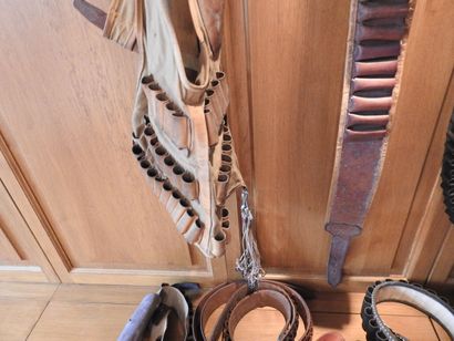 Lot de six ceintures et un gilet pour cartouches...