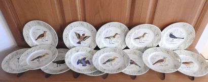 GIEN : Série de 18 assiettes en faïence à...