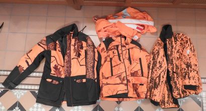 Trois vestes de chasse en textile camouflage...