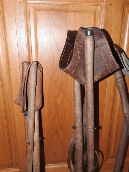 Trois sièges de battue en bois et assise...