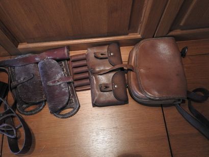 Lot de cartouchières en cuir, tissus et divers...