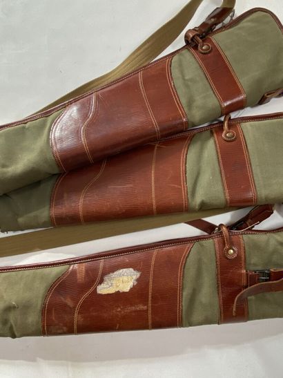 Trois étuis pour fusils en toile et cuir...