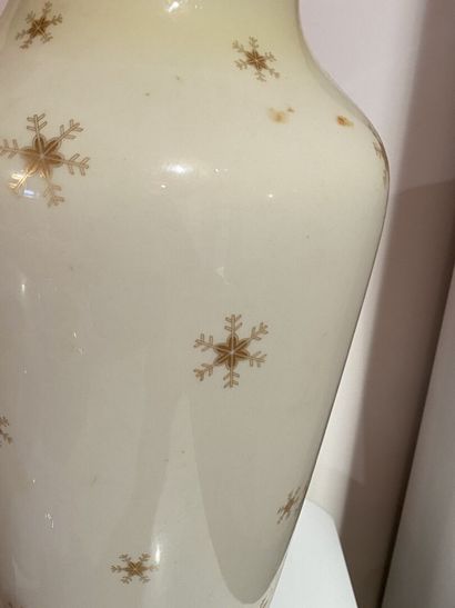 SEVRES : Important vase en porcelaine à décor...
