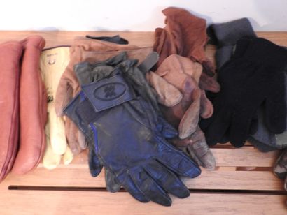 Lot de gants en cuir, laine et imprimé camouflage.

(usures,...
