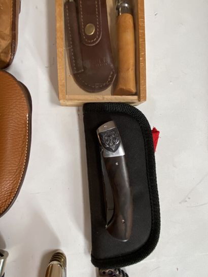 Lot de 18 couteaux de poche et de chasse...