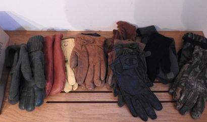 Lot de gants en cuir, laine et imprimé camouflage.

(usures,...