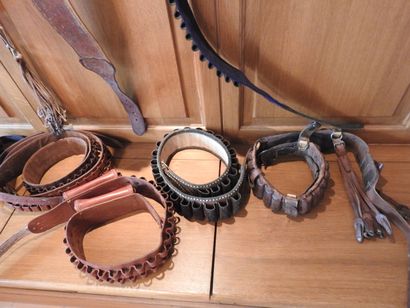Lot de six ceintures et un gilet pour cartouches...