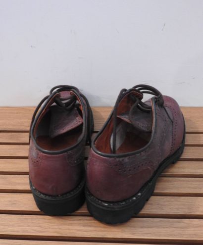 Paire de chaussures anglaises en cuir marron.

Pointure :...