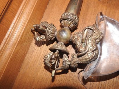 TIBET : Hache Drata en bronze, décor de crâne,...