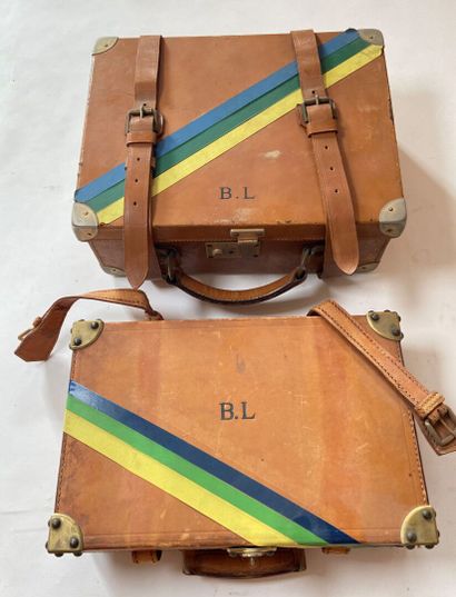 Deux mallettes à cartouches en cuir, rubans...
