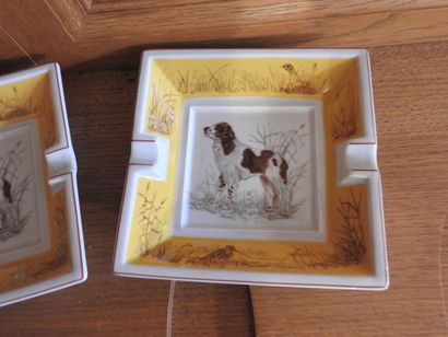 HERMES : Deux cendriers en porcelaine à décor...