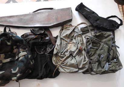 Lot de cinq sacs de marche en toile et cuir,...