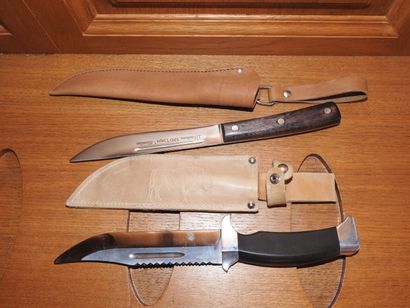 Deux couteaux de chasse avec étui cuir, une...