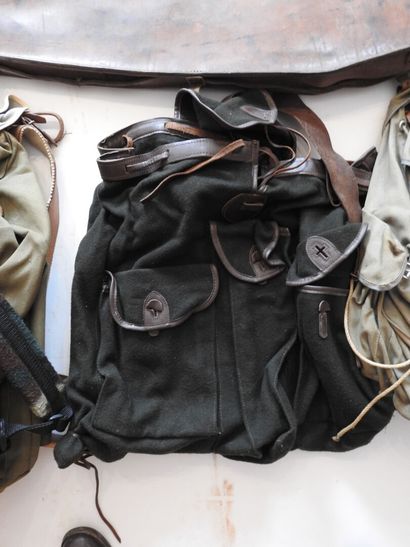 Lot de cinq sacs de marche en toile et cuir,...