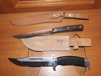 Deux couteaux de chasse avec étui cuir, une...