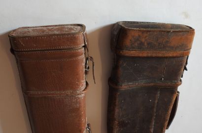 Deux étuis jambon en cuir dont un monogrammé.

L....