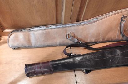 Deux housses pour carabines en cuir, intérieur...