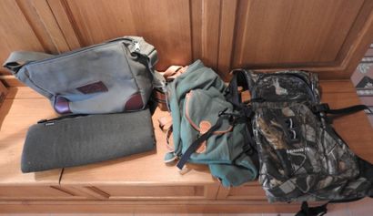 Lot de quatre sacs dont sacs à dos.