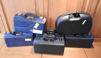 Lot de six valises à cartouches en plastique...