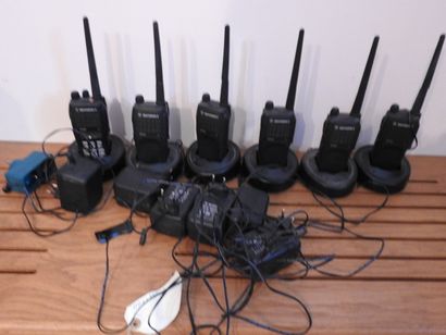 Lot de six talkies walkies de marque MOTOROLA,...