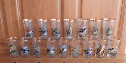 Série de 16 verres à eau à décor peint de...