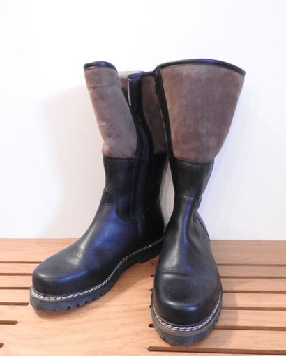 ROCCIA.

Paire de bottes en cuir et fourrées.

Pointure :...