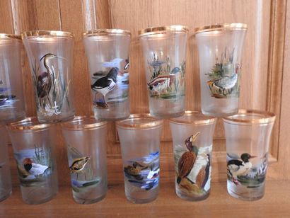 Série de 16 verres à eau à décor peint de...