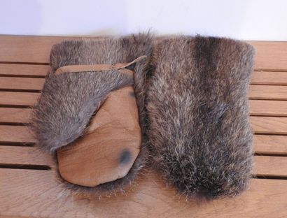 Paire de moufles en cuir et fourrure, intérieur...