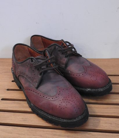 Paire de chaussures anglaises en cuir marron.

Pointure :...