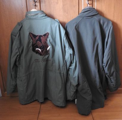 Deux vestes de chasses en toile dont une...