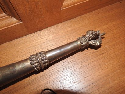 TIBET : Hache Drata en bronze, décor de crâne,...