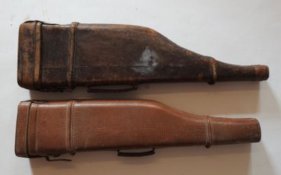 Deux étuis jambon en cuir dont un monogrammé.

L....