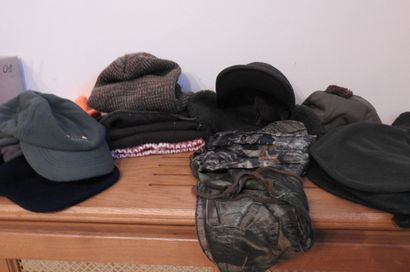 Lot de bonnets, chapkas, cagoules dont intégrales...