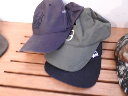 Lot de sept casquettes en tweed, coton uni...