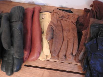 Lot de gants en cuir, laine et imprimé camouflage.

(usures,...