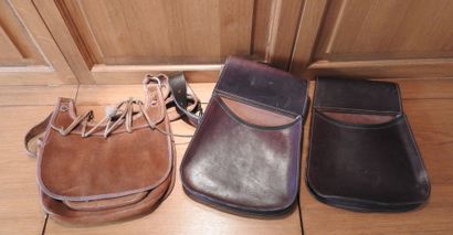 Sac de battue en nubuck et deux sacoches...