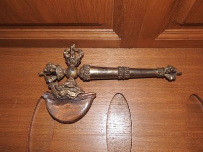 TIBET : Hache Drata en bronze, décor de crâne,...