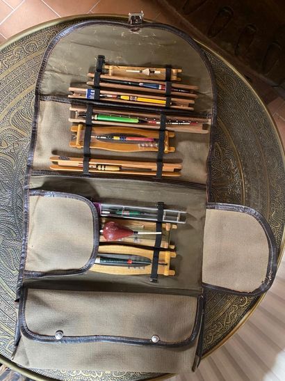Petite musette contenant des lignes en bois...
