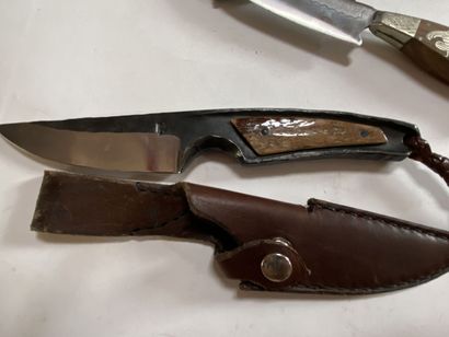 Deux couteaux de chasse, un en fer forgé...
