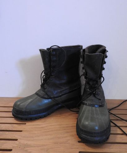 SOREL.

Paire de chaussures en cuir et plastique...