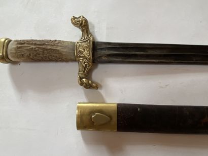 Dague de vènerie, manche en andouiller, garde...