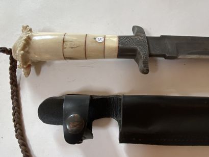 Couteau de chasse à lame en acier damassé,...