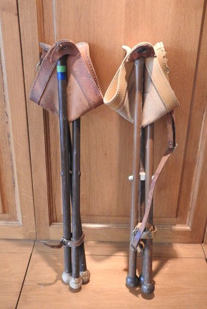 Deux petits sièges de battue dont un en cuir...