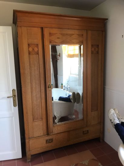 
Armoire ouvrant par une porte à glace

