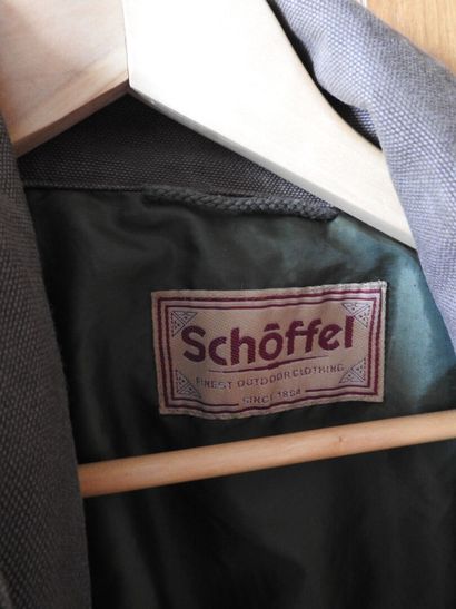 Deux vestes de chasses en toile dont une...