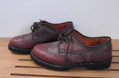 Paire de chaussures anglaises en cuir marron.

Pointure :...