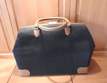 Sac de voyage en toile et cuir.

44 x 58...
