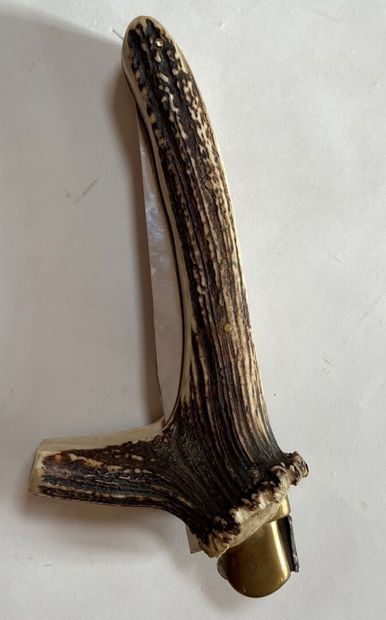 Couteau de chasse pliant réalisé dans un...